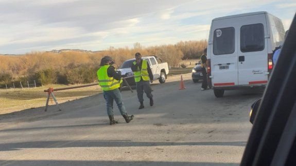 Volvían con su hijo recién operado y los retuvieron 2 horas