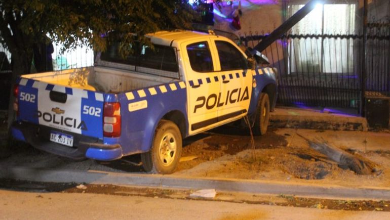 Móvil policial iba a una emergencia y casi termina adentro de una casa