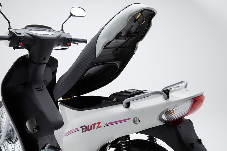 La Motomel Blitz 110 tiene un buen espacio de guardado debajo del asiento. 