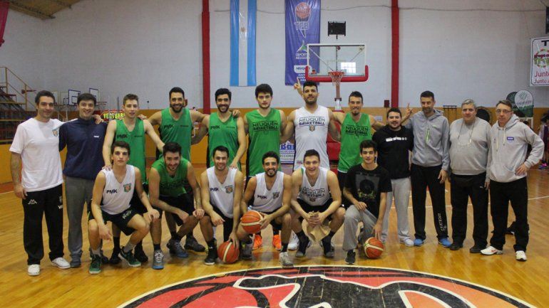 Los jugadores de Neuquén posan antes de la competencia.