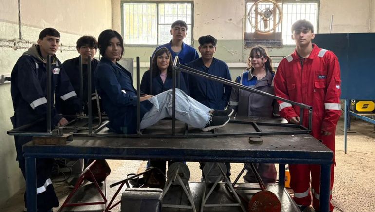 En una escuela técnica de Comodoro Rivadavia construyen un auto eléctrico.