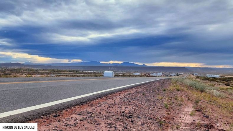 Grave ataque a tiros a tres hombres a bordo de un auto: dos fueron heridos | LM Neuquen Grave ataque a tiros a tres hombres a bordo de un auto: dos fueron heridos