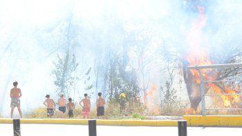 Un incendio generó miedo entre la nutrida concurrencia que estaba en el río