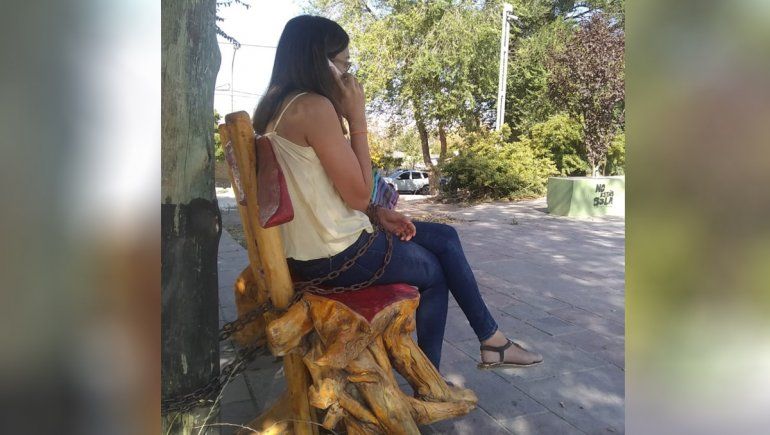 Denunció que fue abusada y la desalojaron: se encadenó y comenzó una huelga de hambre