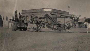 ractor tirando de maquinaria agrícola. Tractor remolcando una pieza de maquinaria agrícola posiblemente una máquina trilladora, ca. 1955. Colección Dwynwen Belsey Califronia 1955.jpg