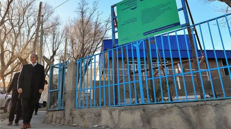 Chos Malal: Rolando Figueroa recorrió obras en marcha e inauguró consultorios médicos