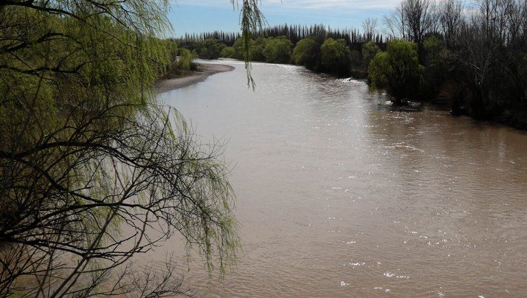 Piden hervir el agua por la turbidez del Neuquén
