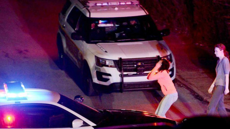 Una mujer llora muy angustiada tras el tiroteo en Pensilvania.