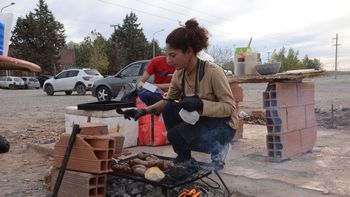 Lucía hace tres años que vende choripanes frente al Mercado Concentrador. Ahora, sin puesto, y con la parrilla en el piso.