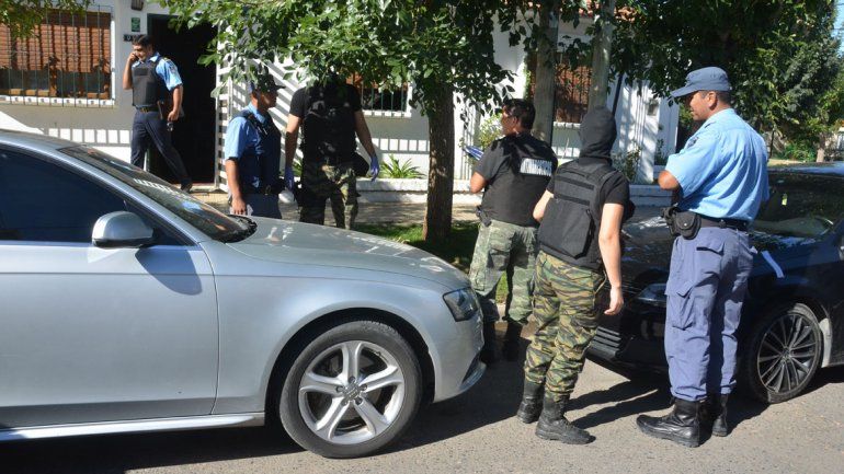Ocho autos de alta gama y 3400 dólares se suman a lo secuestrado en el golpe al narcoempresario