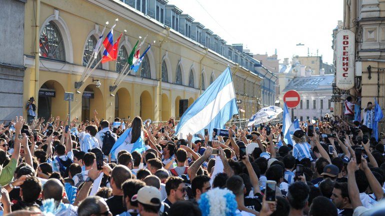 El banderazo en apoyo a la Selección llenó de colores las calles de San Petersburgo de cara al trascendente duelo ante Nigeria. Acuña