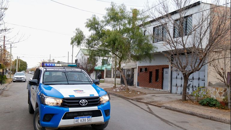 Lo contrataron para cambiar un techo, cayó al vacío y murió