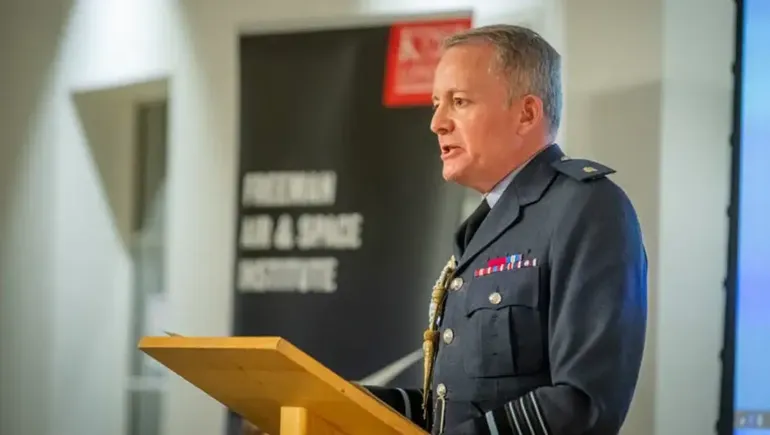 Qué dijo el jefe de la Fuerza Aérea británica sobre las Islas Malvinas en medio de la tensión con Estados Unidos