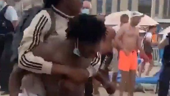 Bochornosa pelea entre policías y turistas en una playa de Bélgica