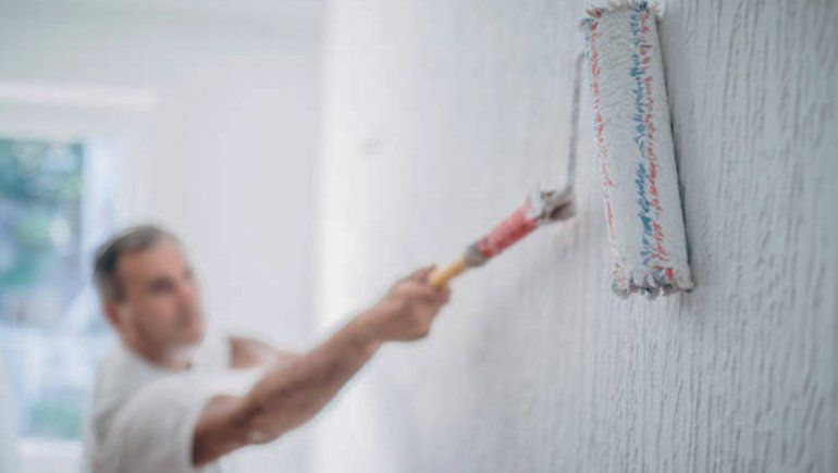 Un pintor se accidentó y lo echaron de la obra