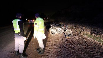 por esquivar un perro derrapo y termino con su moto en la banquina opuesta