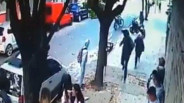 Motochorros a los tiros frente a un colegio: alumna se salvó por la mochila