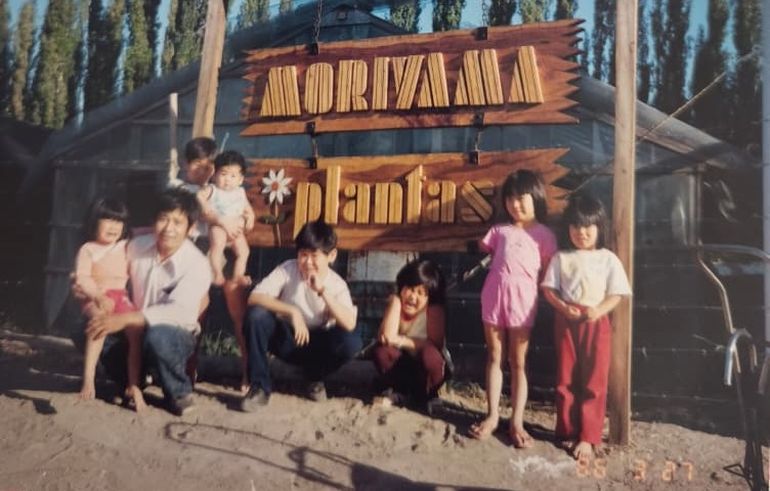 Hiroshi junto a sus siete hijos en el vivero neuquino en 1986. Hiroshi junto a sus siete hijos en el vivero neuquino en 1986.