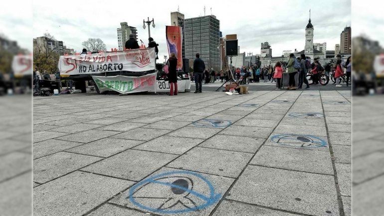 Repudian pintadas contra los símbolos de  Madres en La Plata