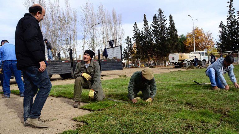 Bermúdez fue al barrio durante la colocación de los panes de césped.