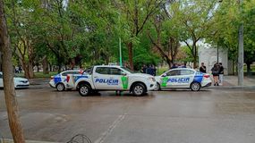 Tres patrulleros y varios efectivos policiales debieron intervenir en los violentos incidentes registrados en la plaza San Martín durante la madrugad de este domingo. | LM Neuquen Tres patrulleros y varios efectivos policiales debieron intervenir en los violentos incidentes registrados en la plaza San Martín durante la madrugad de este domingo.