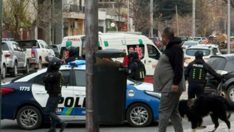 Un policía sufrió un fuerte choque con un auto en el centro neuquino y fue hospitalizado | LM Neuquen Un policía sufrió un fuerte choque con un auto en el centro neuquino y fue hospitalizado