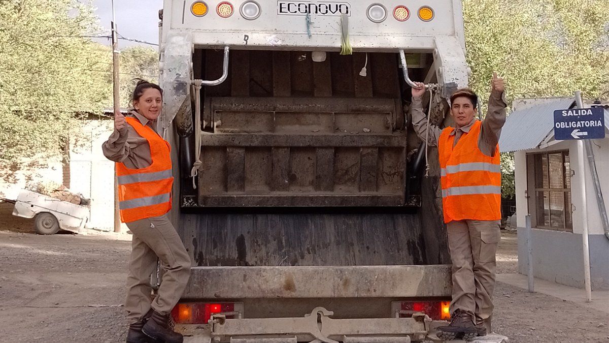 Silvia y Sabina, las dos primeras recolectoras de basura del Norte neuquino thumbnail