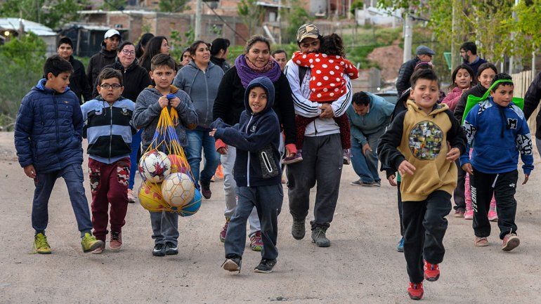 Dos estrellas que guían a más de 60 chicos del oeste