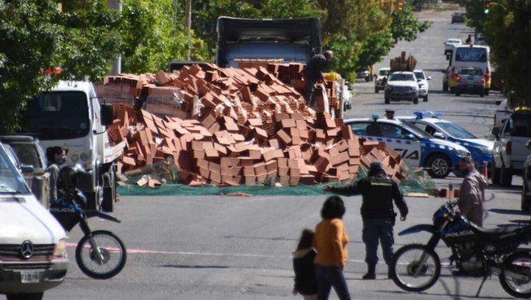 Hizo una mala maniobra y se le cayeron miles de ladrillos del camión