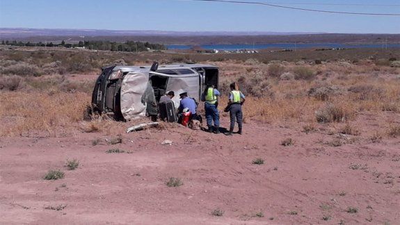 Perdió el control de su camioneta y volcó en la Ruta 237: hay dos personas heridas