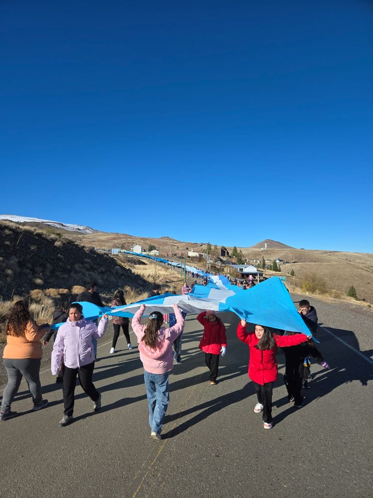 ¿La bandera más larga del país está en la Patagonia?: el emocionante trabajo de un pueblo cordillerano