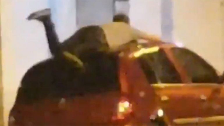 Movida desesperada: hombre se tiró arriba del auto para cuidarlo del granizo