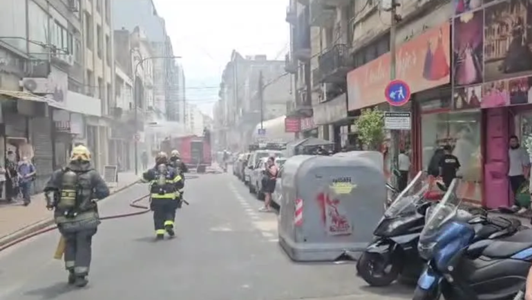 Un feroz incendio consumió a un local de ropa: más de 40 personas fueron afectadas