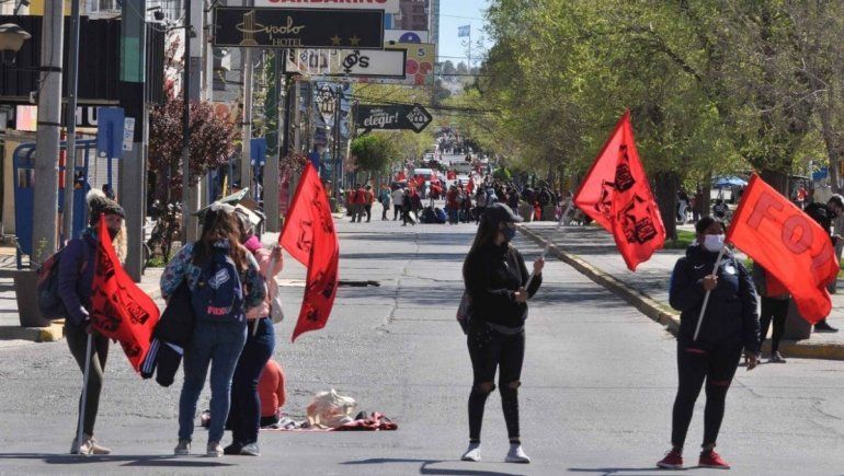 Las organizaciones sociales realizan un acampe en la avenida Argentina y afectan a los comercios.
