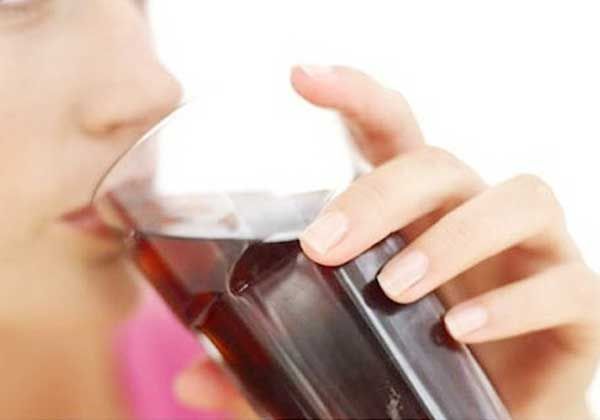 Las bebidas azucaradas, enemigas del esmalte de los dientes. Las bebidas azucaradas, enemigas del esmalte de los dientes.