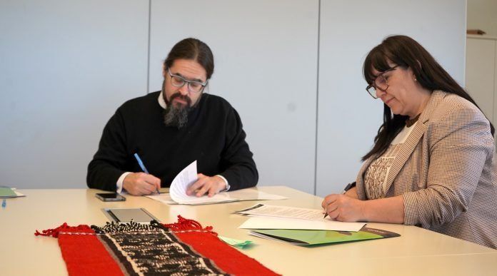 La firma del convenio para dar clases en hospitales y hogares a niños, niñas y adolescentes internados. La firma del convenio para dar clases en hospitales y hogares a niños, niñas y adolescentes internados.
