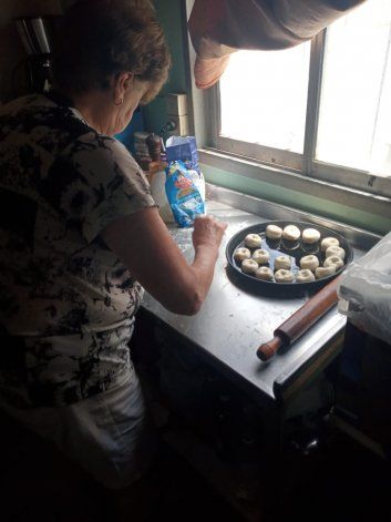 Zulema cocinando Knishes