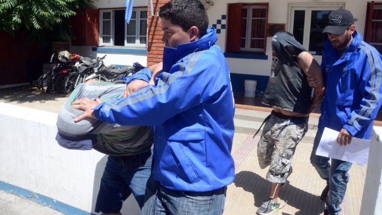 Efectivos del departamento de Seguridad Personal trasladando a Lefin y a su hermano tras concretar la captura.