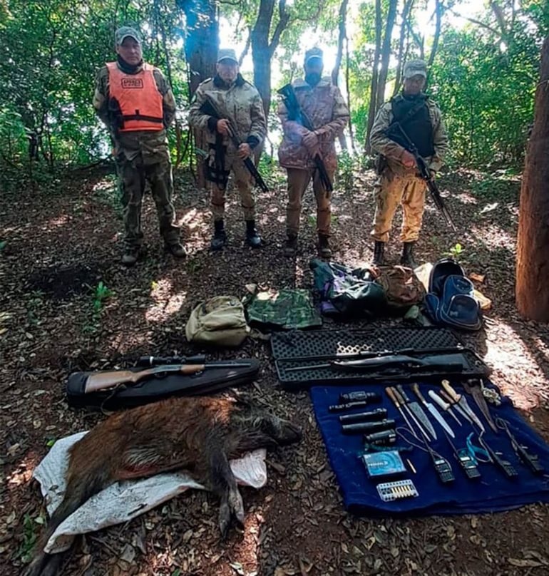 Los cazadores ilegales estaban ocultos entre la vegetación de El Palmar. Los cazadores ilegales estaban ocultos entre la vegetación de El Palmar.