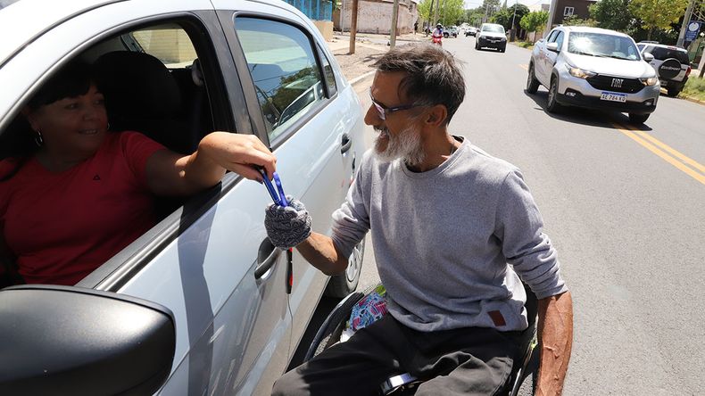La historia de Huguito: de empleado de laboratorio a vendedor ambulante en las calles del oeste neuquino | LM Neuquen La historia de Huguito: de empleado de laboratorio a vendedor ambulante en las calles del oeste neuquino