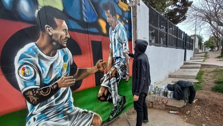 Sider, el muralista del abrazo entre Messi y el Huevo Acuña