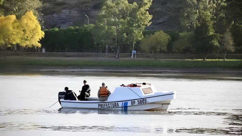 Efectivos de Prefectura Naval junto a los de la Policía rionegrina seguían buscando a los desaparecidos en el río Negro. | LM Neuquen Efectivos de Prefectura Naval junto a los de la Policía rionegrina seguían buscando a los desaparecidos en el río Negro.