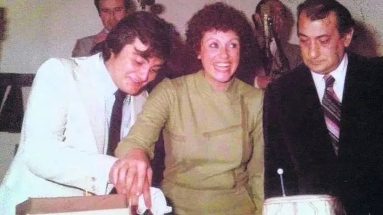 Ana Delgui, junto a José Luis Datri y Aníbal Forcada, otros dos grandes personajes de la radiofonía neuquina. | LM Neuquen Ana Delgui, junto a José Luis Datri y Aníbal Forcada, otros dos grandes personajes de la radiofonía neuquina.
