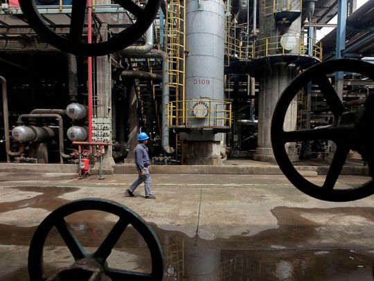FOTO DE ARCHIVO: Un trabajador camina junto a las tuberías de petróleo en una refinería en Wuhan, provincia de Hubei, China. 23 de marzo 2012. REUTERS/Stringer/Archivo