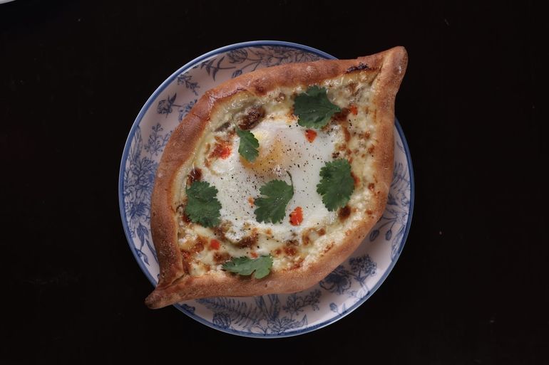 El khachapurri, en horno napolitano al momento, sofrito con hongos, queso mozarella y sriracha casera. Deli total este sábado formando parte del menú
