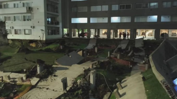 Por el derrumbe se aplastaron 65 vehículos que estaban en el estacionamiento de abajo. Por el derrumbe se aplastaron 65 vehículos que estaban en el estacionamiento de abajo.