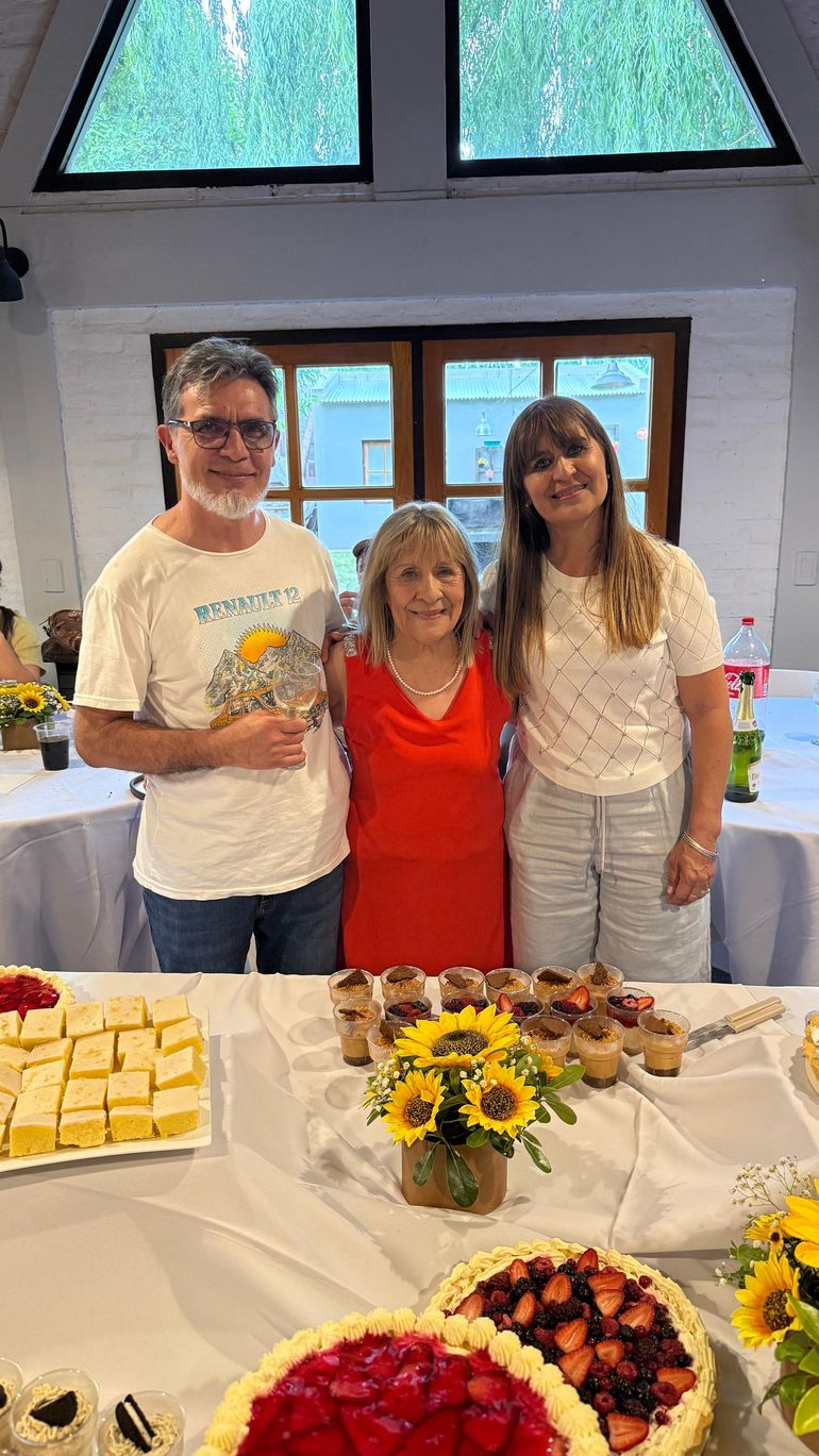 Lina junto a sus hijos. Lina junto a sus hijos.