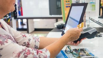 estafa: senalan a empleada de comercio por usar la tarjeta de una clienta estafa: senalan a empleada de comercio por usar la tarjeta de una clienta