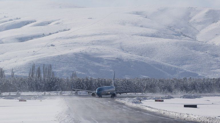 Mirá cómo despega y aterriza un avión de Aerolíneas en una nevada Chapelco