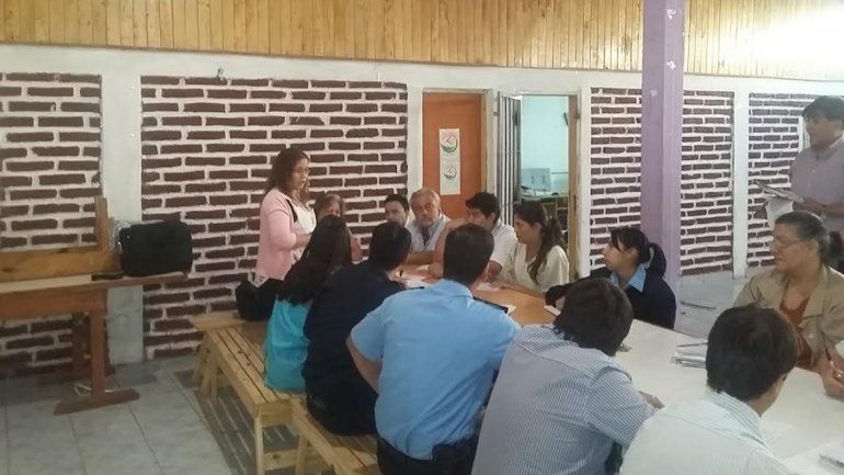 El equipo de la Defensoría del Pueblo con vecinos de San Lorenzo Norte.